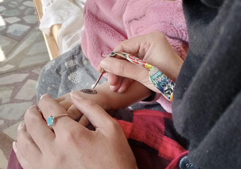 Acompañando a una paciente con una ostomia en Pakistan..
